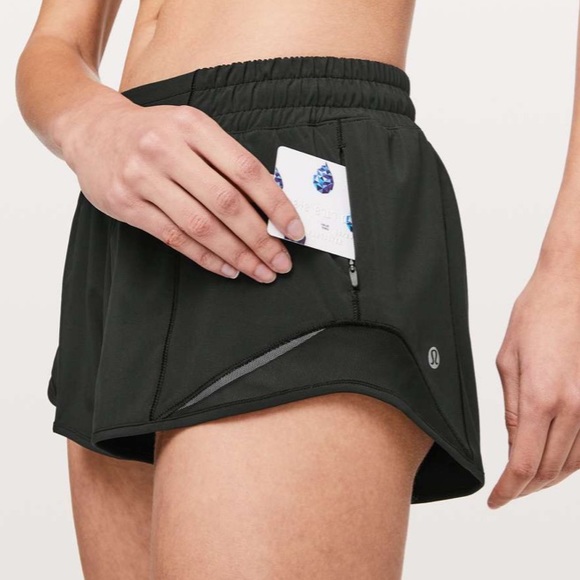 Lululemon Hotty Hot Short II *2.5" in Black size 6 - Picture 1 of 8